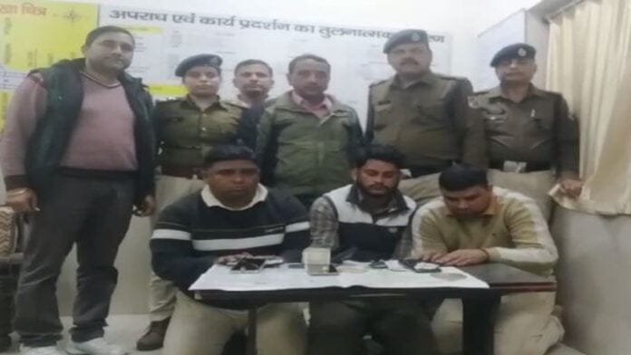 ट्रेन के दरवाजे पर भीड़ लगा चोरी करने वाले गिरोह का खुलासा, 3 गिरफ्तार