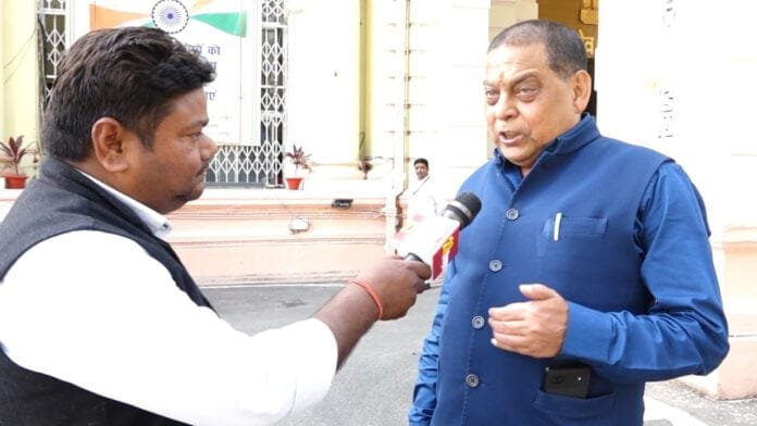 नीरज का तंज, कहा- अपनी पार्टी को बचाने के लिए हाथ जोड़कर महागठबंधन में शामिल हुए थे तेजस्वी