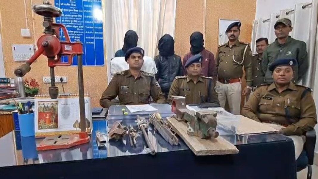 सफेद पोश के जमीन पर चलाया जा रहा था अवैध हथियारों का कारखाना, 3 गिरफ्तार