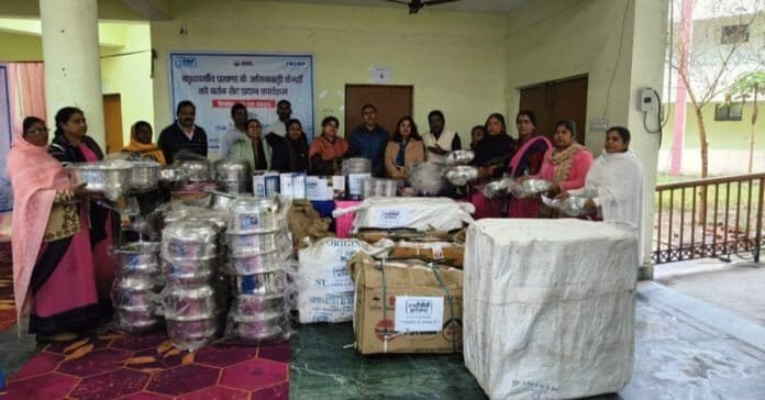 NTPC एनटीपीसी ने हजारीबाग में आंगनबाड़ी केंद्रों को बांटा बर्तन