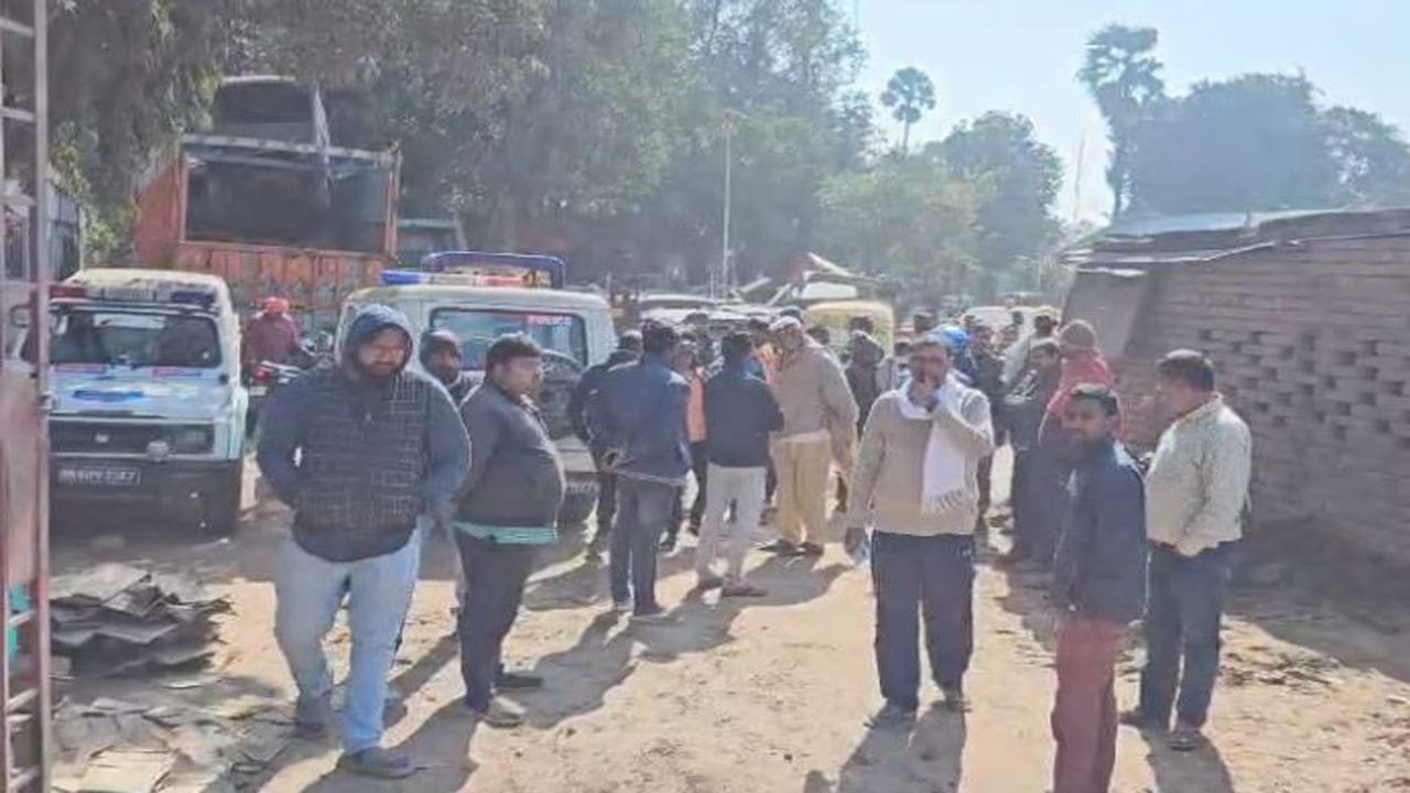 सड़क किनारे युवक का मिला शव, इलाके में फैली सनसनी