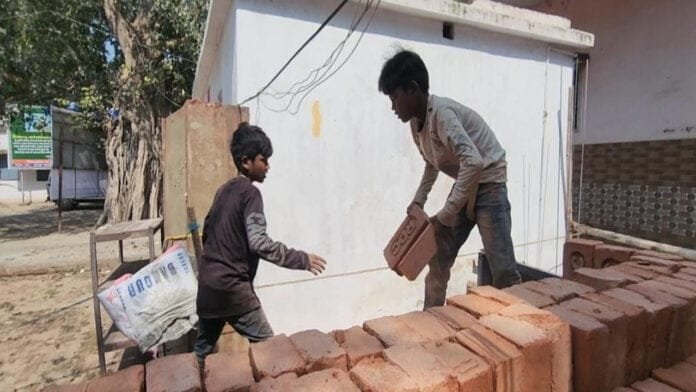 कब खत्म होगा बाल मजदूरी का दंश, समाहरणालय में बच्चों से ढुलवाई जा रही ईंट