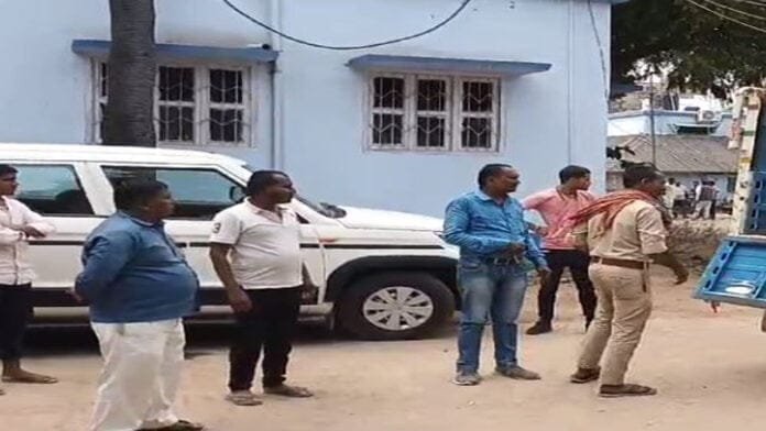 पेड़ से झूलता मिला युवक का शव, इलाके में फैली सनसनी
