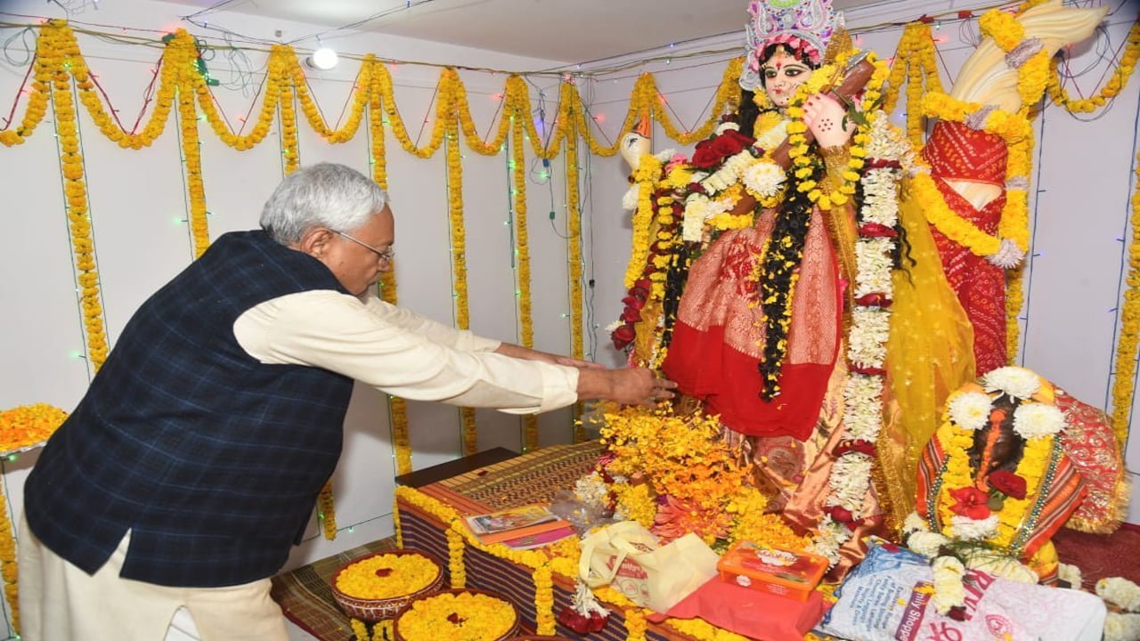 CM नीतीश ने की मां शारदे की पूजा अर्चना