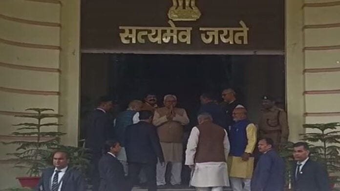 Breaking : CM नीतीश पहुंचे विधानसभा, हाथ जोड़कर किया अभिनंदन