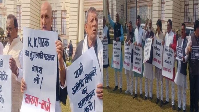 सदन के बाहर विपक्ष का हंगामा जारी, चंद्रशेखर ने कहा- पाठक के फरमान को बंद करे सरकार