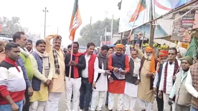 NDA के सरकार बनने पर सासाराम में भाजपा कार्यकर्ताओं ने बांटी मिठाई