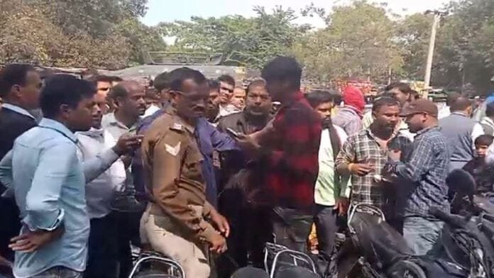 पुलिस की गिरफ्त में बाइक चुराकर भाग रहा एक शख्स