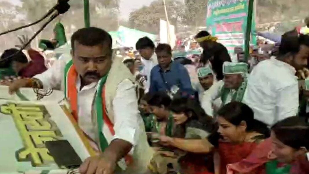 Breaking : तेजस्वी के पहुंचने से पहले शिवहर में मंच टूटा