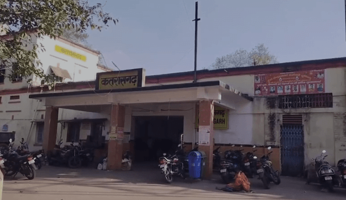 अजीबोगरीब घटना 2 कुत्ते को काटकर खाने वाला आदमी दिखा, इलाके में दहशत