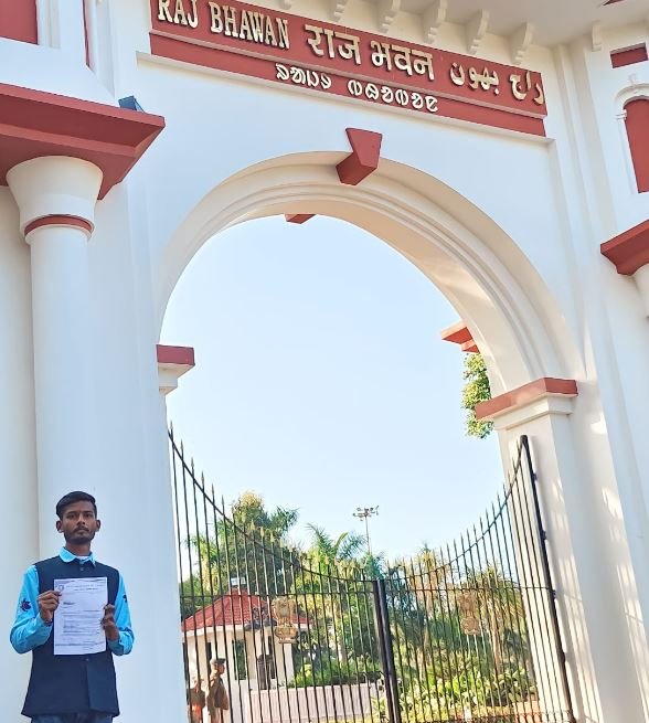 नीलाम्बर पीताम्बर विश्वविद्यालय से जुड़ी मांगों को लेकर राजभवन पहुंचा आजसू