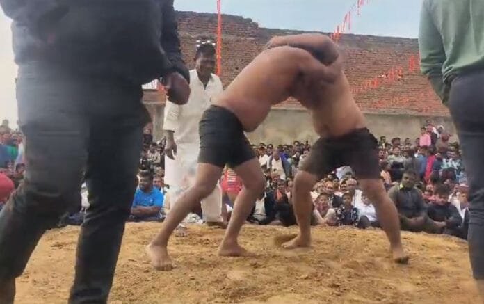 भभुआ में महिला-पुरुष दंगल का आयोजन