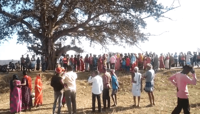 टांगी से काटकर तीन लोगों की हत्या