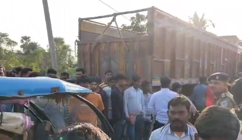पाकुड़ में ट्रक और मोटरसाइकिल में जबरदस्त टक्कर