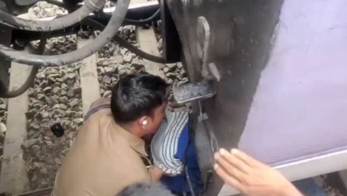 महुदा स्टेशन परिजनों को चढ़ाने के दौरान ट्रेन के नीचे आया युवक