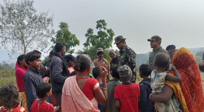 धनबाद के नक्सल प्रभावित मनियाडीह में पुलिस ने चलाया विशेष जनसंपर्क अभियान