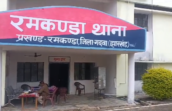 कुल्हाड़ी से काटकर पत्नी की हत्या और फिर....