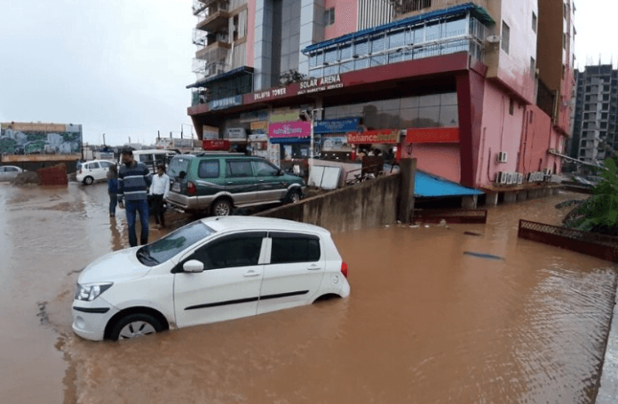 पानी-पानी हुई राजधानी, तेज गर्जन और....