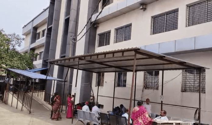 और प्रेमी ने प्रेमिका का गला रेता, स्थिति गंभीर