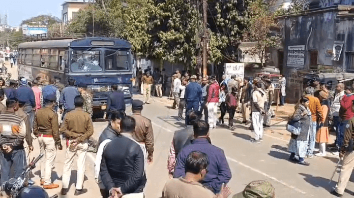 बेकाबू बस की चपेट में आकर मासूम की मौत, दो घायल