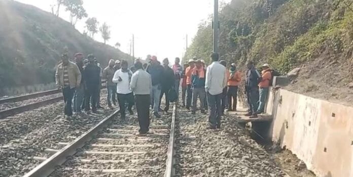 बेरमो बेरमो में ड्यूटी के दौरान ट्रेन की चपेट में आने से दो ट्रैकमैन की मौत