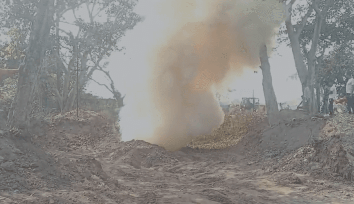 तेज आवाज के साथ बना गोफ, लोगों में दहशत