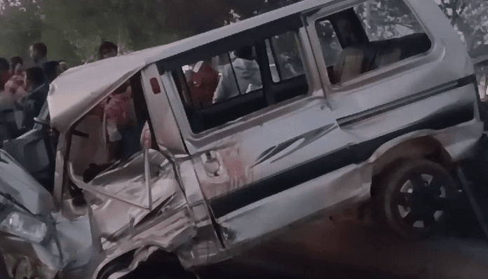 सड़क दुर्घटना में कार के उड़े परखच्चे