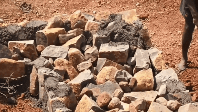 सड़क निर्माण में धांधली, JE के देखरेख में....