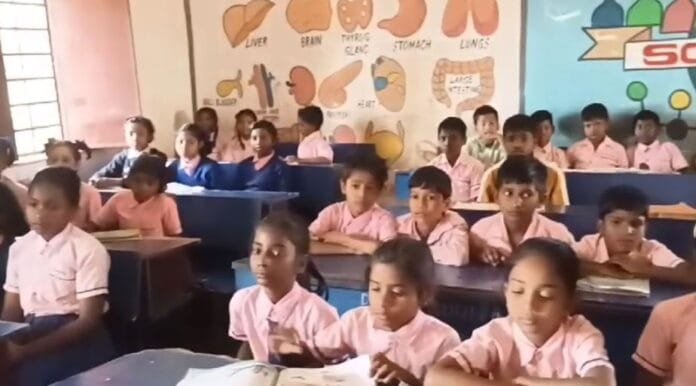 भगवान भरोसे सरकारी स्कूल में पढ़ाई