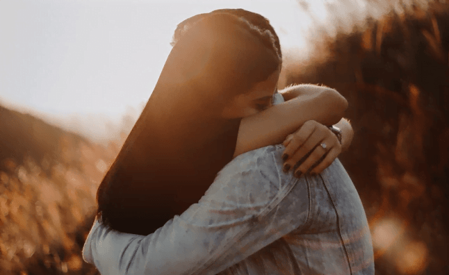 Hug Day पर पार्टनर से ऐसे करें प्यार का इजहार !