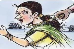 2 महिला को धक्का देकर लूटी चेन, महिला घायल