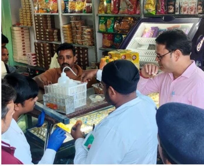 होली में मिलावटी खाद्य पदार्थों को लेकर जांच अभियान,सैंपल जांच में फेल 13 प्रतिष्ठानों को नोटिस