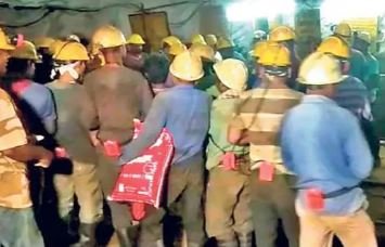 घाटशिला HCL की सुरदा माइंस में 500 फीट नीचे 250 मजदूर धरने पर बैठे