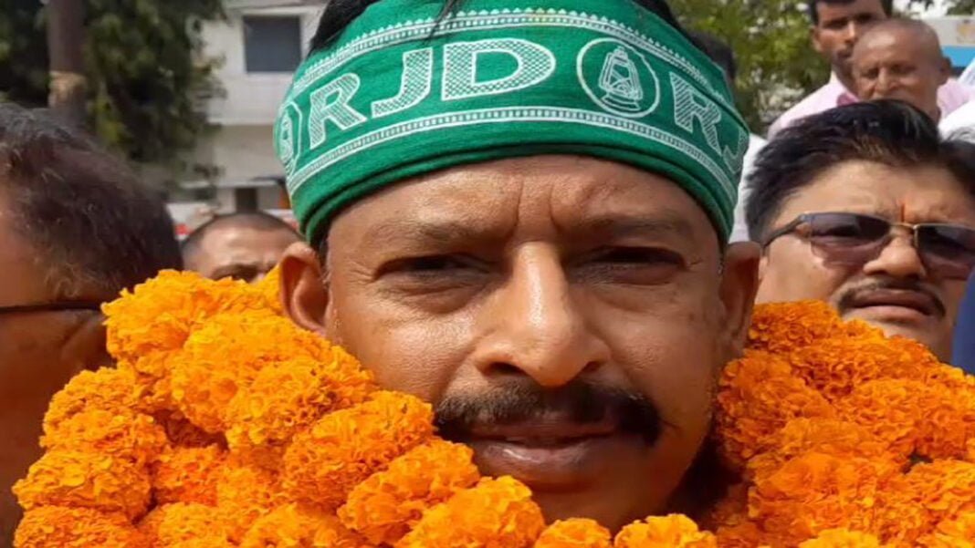 RJD प्रत्याशी अभय कुशवाहा ने किया नामांकन
