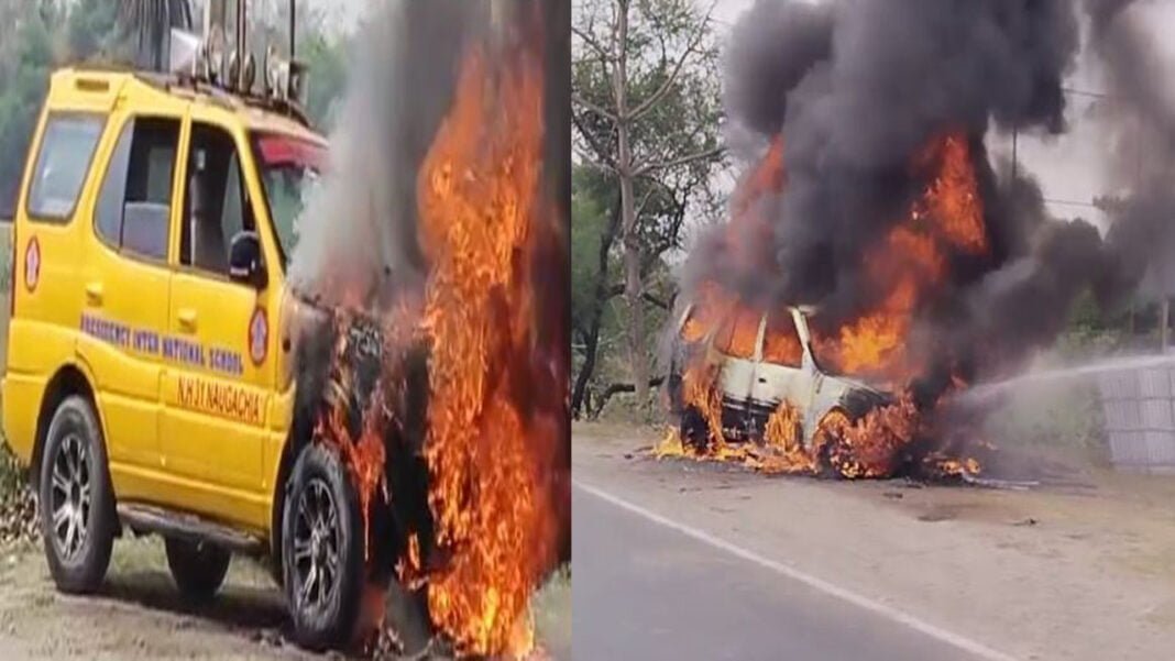 चलती स्कूली वैन में लगी आग, ड्राइवर व खलासी ने कूदकर बचाई जान