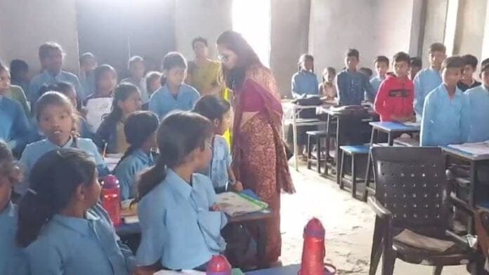 DM ने किया विद्यालय का निरीक्षण, प्रधानाध्यापक को लगाई फटकार
