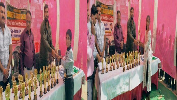 खेलकूद प्रतियोगिता में छात्रों को जिप सदस्य ने किया सम्मानित