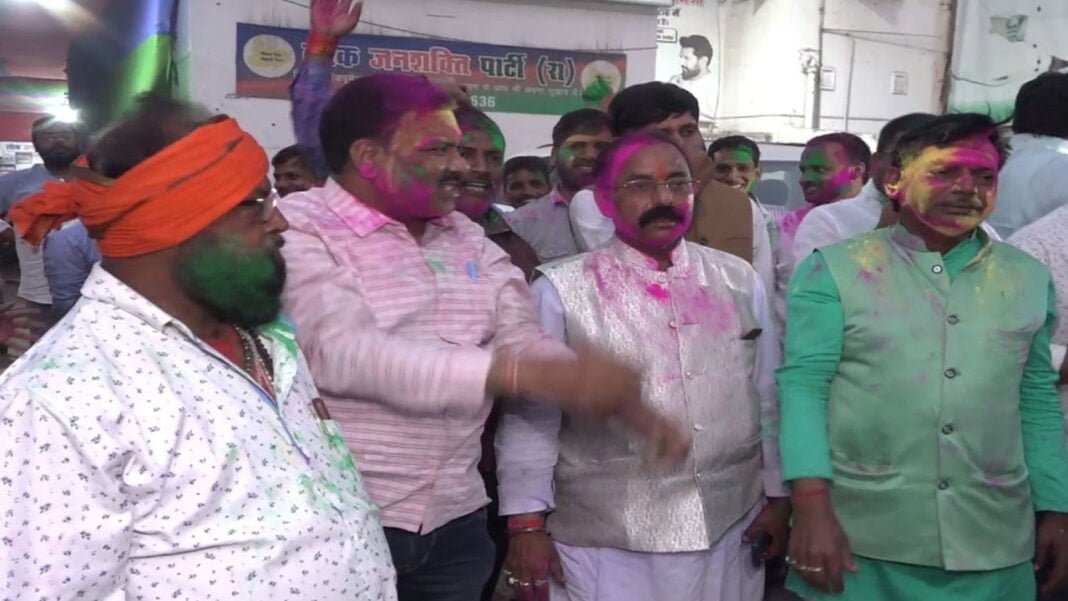 5 सीट मिलने पर चिराग की पार्टी में जश्न, मनायी गई होली