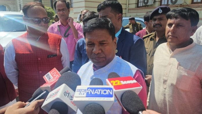 मंत्री संतोष सुमन का हमला, कहा- ज्यादा विचलित हो रहे हैं लालू-तेजस्वी