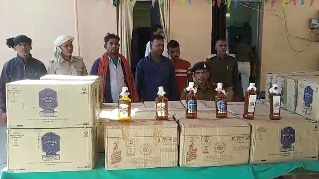 स्कॉर्पियो और बाइक से भारी मात्रा में विदेशी शराब बरामद