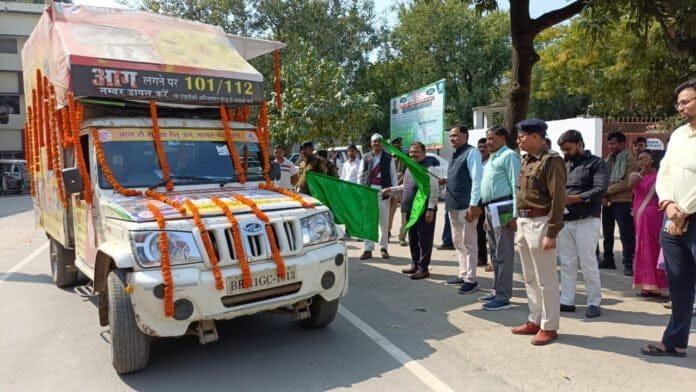 DM ने अग्निशमन रथ को हरी झंडी दिखाकर किया रवाना