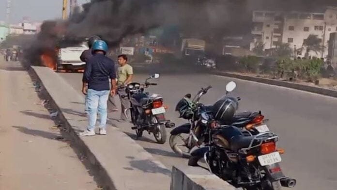 गांधी सेतू के जीरो माइल के पास स्कॉर्पियो गाड़ी में आग, धू-धूकर जली