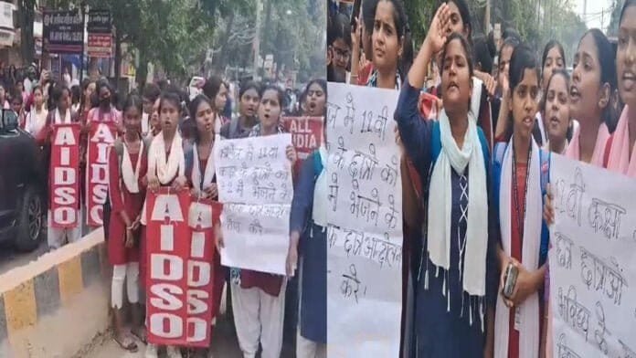 पटना में कई जगहों पर छात्राओं का प्रदर्शन