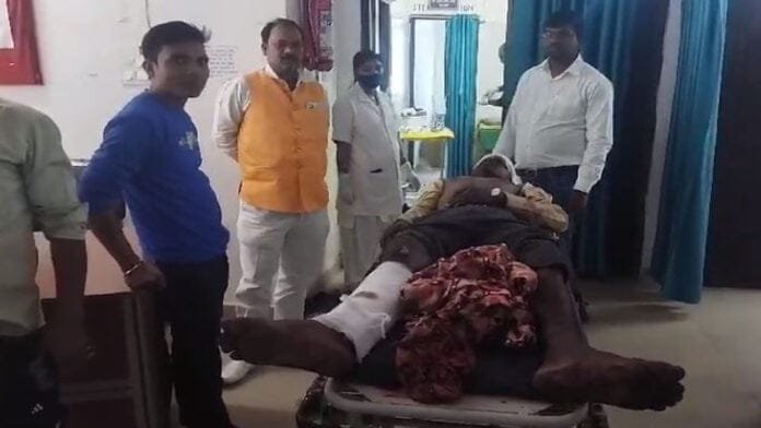 2 ट्रकों में टक्कर, पलटने से चालक व सहचालक घायल