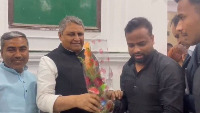 Vijay Chaudhary शिक्षा मंत्री को छात्र हित में कई मांगों को लेकर सौंपा ज्ञापन