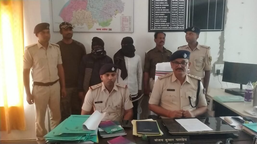 औरंगाबाद पुलिस को मिली बड़ी सफलता, गुप्त सूचना के आधार पर दो नक्सली को दबोचा