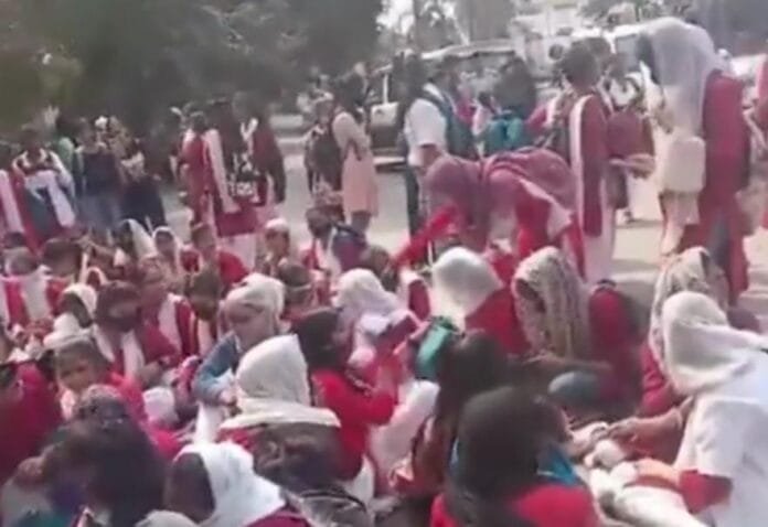 सीएम आवास के सामने अचानक पहुंच गई सैकड़ों छात्राएं, हाय-हाय के लगाए नारे