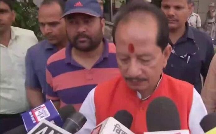 दिल्ली से पटना लौटे विजय कुमार सिन्हा, तेजस्वी पर किया हमला