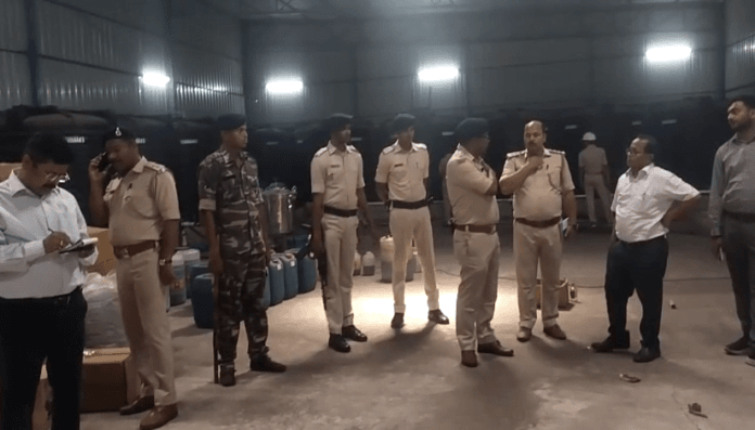 बोकारो में अवैध शराब फैक्ट्री का भंडाफोड़, डीसी का आदेश......