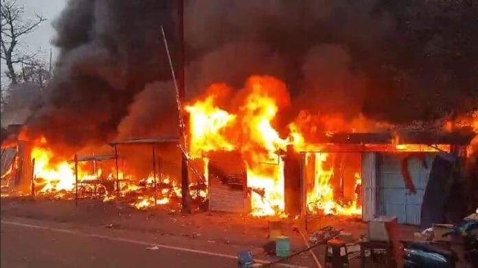 और देखते ही देखते लग गई आग, कई दुकानें हुई......